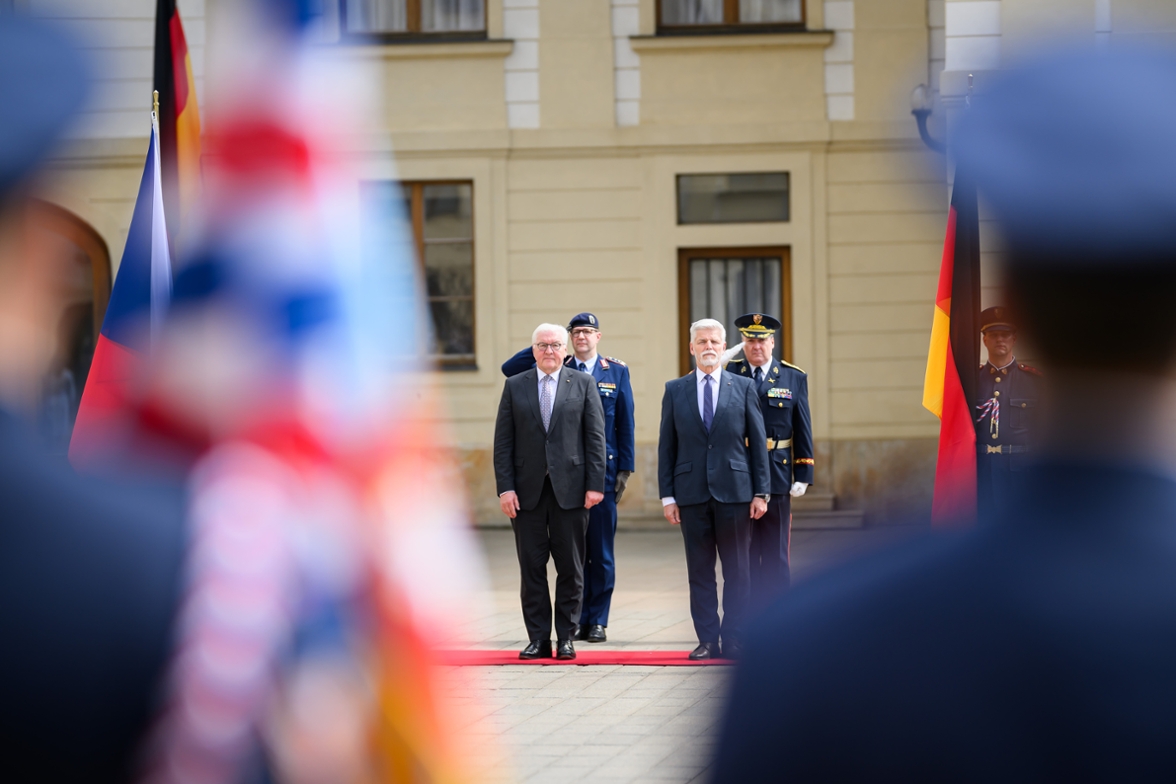 Bundespräsident Steinmeier wird mit militärischen Ehren durch den Präsidenten der Tschechischen Republik, Petr Pavel, an der Prager Burg begrüßt